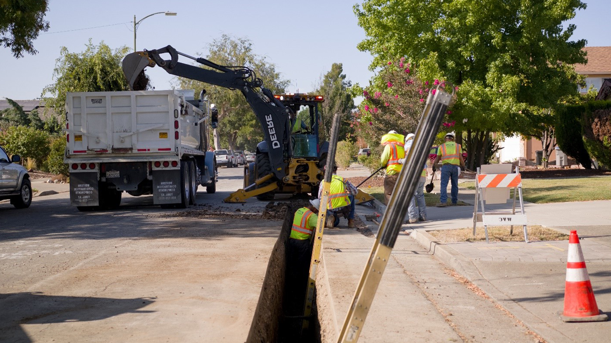 SJW工人正在安装新的住宅水管